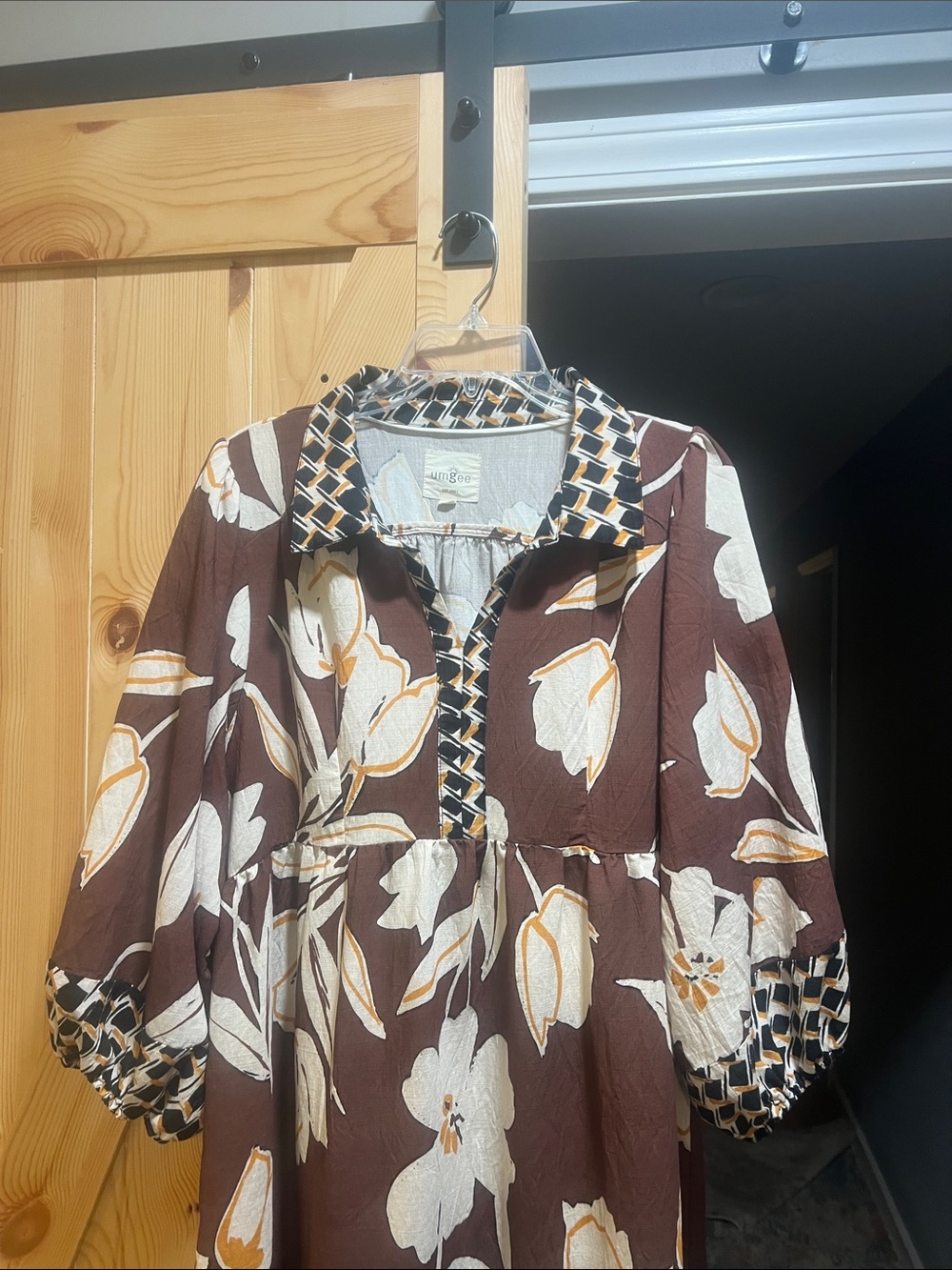 Umgee Brown Floral dress
with Cream & Gold Accents size large
